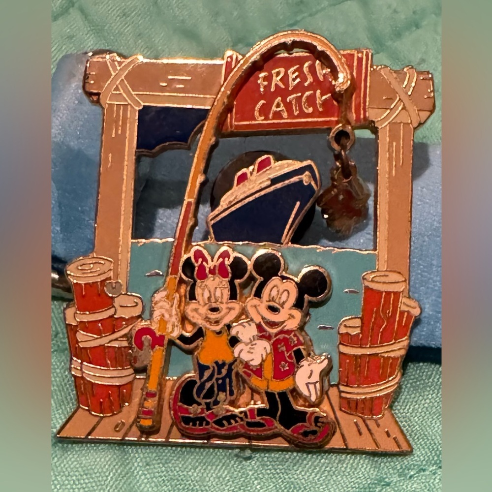 Disney Cruise Lines Fresh Catch Minnie & Mickey Trading Pin with dangling fish - Picture 3 of 6